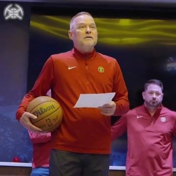 Майк Мэлоун отдал Йокичу мяч, которым он установил рекорд