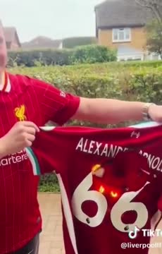 Фанаты «Ливерпуля» сжигают футболки Трента