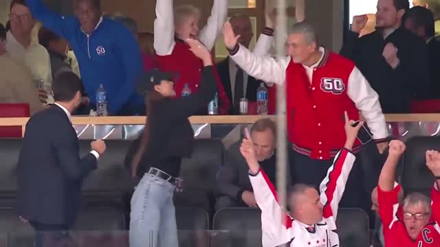 Комиссионер НХЛ Гэри Беттмэн наблюдает за 892-м голом Александра Овечкина