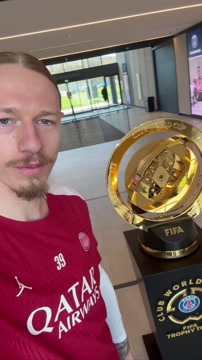 Матвей Сафонов показал трофей клубного чемпионата мира — 2025