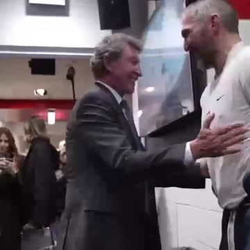 Овечкин общается с Гретцки после повторения рекорда