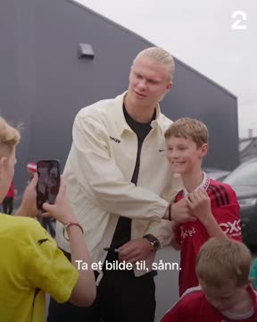 Холанд закрыл эмблему «МЮ» во время фото с фанатом