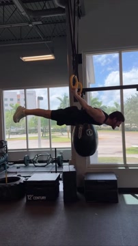 Мовсар Евлоев показал упражнение на гимнастических кольцах