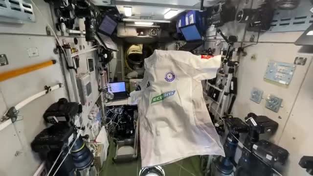 «Оренбург» отправил футболку в космос в честь Дня космонавтики