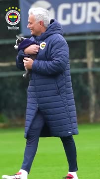 Моуринью прогулялся на тренировке «Фенербахче» с щенком