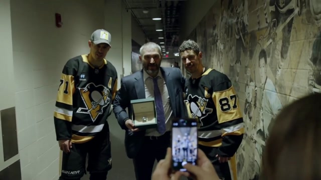 Малкин и Кросби подарили Овечкину часы в честь рекорда