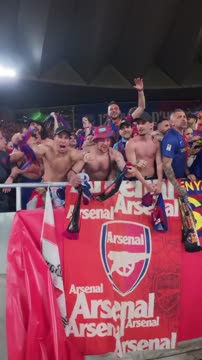 Фанаты «Барселоны» вывесили флаг «Арсенала» в матче с «Реалом»