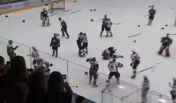Матч плей-офф НМХЛ завершился массовой дракой