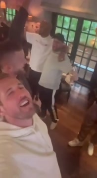 Гарри Кейн с «Баварией» празднует свой первый трофей в карьере