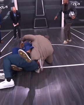 Шакил О'Нил устроил реслинг-схватку с Чарльзом Баркли