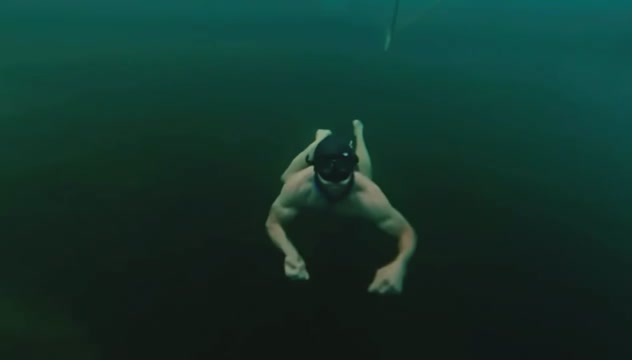 Прохазка проплыл 30 метров подо льдом замёрзшего озера