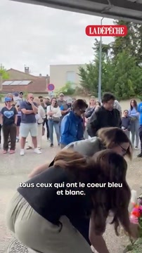 Фанаты несут цветы к стадиону «Кастра» в память о погибшем регбисте