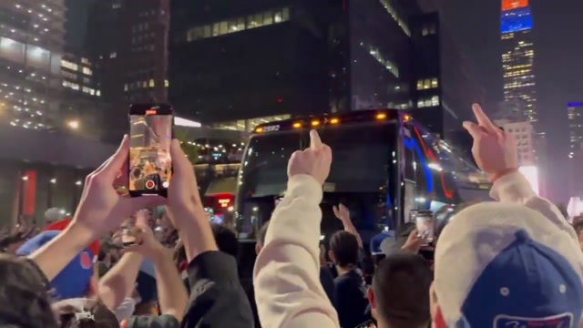 Фанаты «Никс» окружили автобус «Бостона» после победы в серии