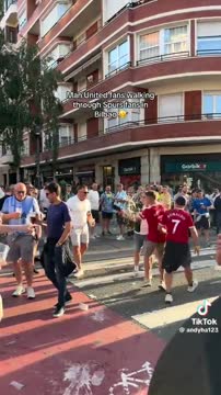 Болельщики «Тоттенхэма» обливают пивом фанатов «Ман Юнайтед»