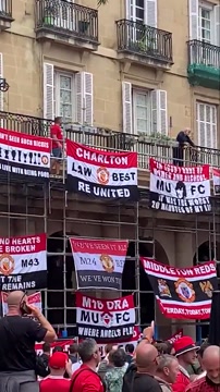 Старик отгоняет болельщиков «Манчестер Юнайтед» от балкона