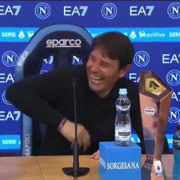 Игроки «Наполи» облили Конте шампанским на пресс-конференции