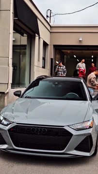 Иван Демидов получил машину из автосалона в Монреале