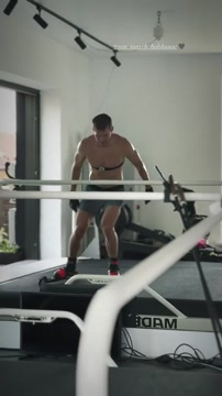 Супруга Большунова показала тренировку мужа на тредбане