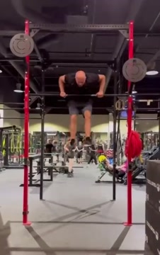 Фёдор Емельяненко показал, как работает на перекладине в 48 лет