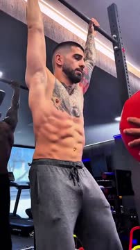 Илия Топурия показал, как укрепляет мышцы пресса