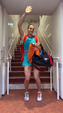 Соболенко танцует после победы над Швёнтек в полуфинале «РГ»