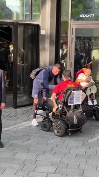 Фанат в инвалидном кресле наехал на Криштиану Роналду