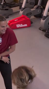 Арина Соболенко веселится с командой перед финалом «Ролан Гаррос»