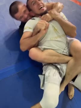 Тренировка Умара Нурмагомедова после перелома руки