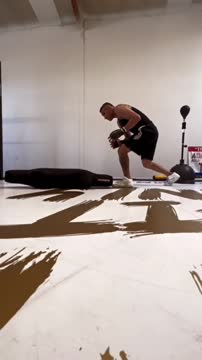 Тони Фергюсон отрабатывает удары на манекене