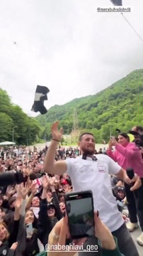 Двалишвили бросает футболки и толстовки фанатам