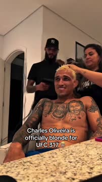 Чарльз Оливейра вернул яркий блонд