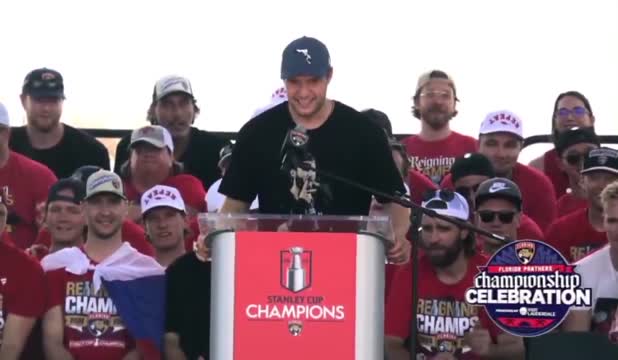 Барков зарядил кричалку в честь Бобровского на параде «Флориды»