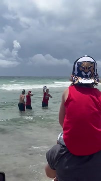 Мэттью Ткачук вновь искупался в океане с мини-копией Кубка Стэнли