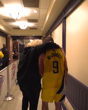 Мама игрока НБА потребовала не снимать прослезившегося сына