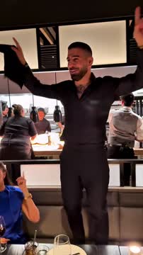 Илия Топурия празднует победу над Чарльзом Оливейрой