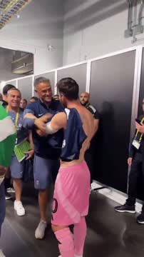 Месси с Энрике и игроками «ПСЖ» после матча