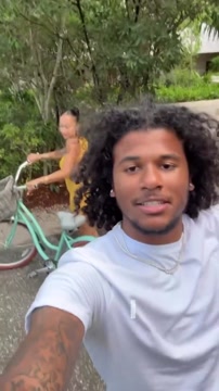 23-летний игрок НБА проводит время с 40-летней возлюбленной