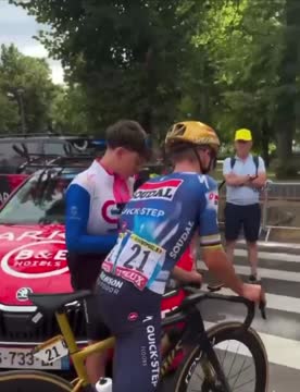 Велогонщик оттолкнул ребёнка на «Тур де Франс»