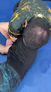 Махачев провёл другу удушающий приём Д'Арсе