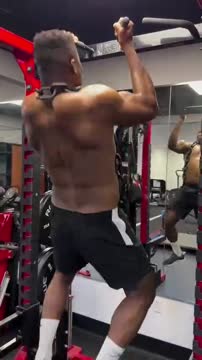 Нганну с цепью подтягивается на турнике