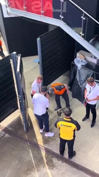 «Макларен» разбил командный кубок после Гран-при Великобритании