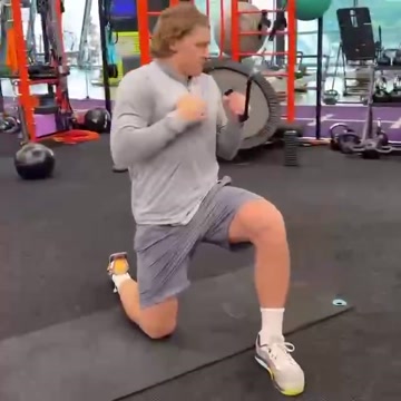 Капризов проводит силовую тренировку на тренажёре