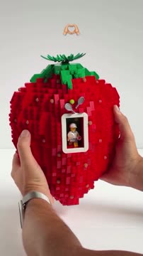 Компания LEGO подарила Швёнтек гигантскую клубнику