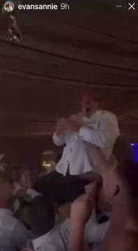 Кита Ткачука подбрасывали на руках на свадьбе сына Мэттью