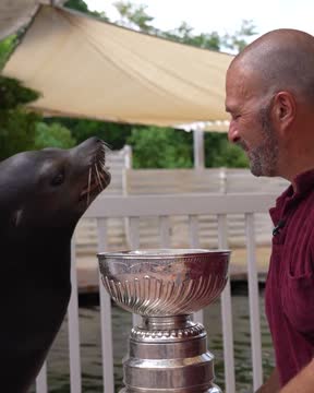 Генменеджер «Флориды» привёз Кубок Стэнли в парк с морскими животными