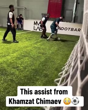 Хамзат Чимаев играет в футбол