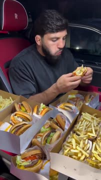 Царукян ест много бургеров и картошки фри