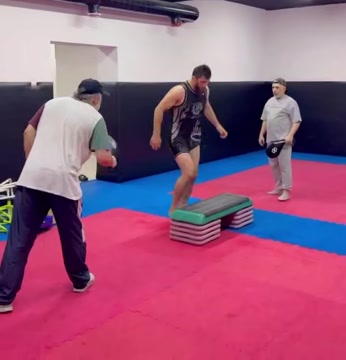 Анкалаев тренирует ударную технику к реваншу с Перейрой