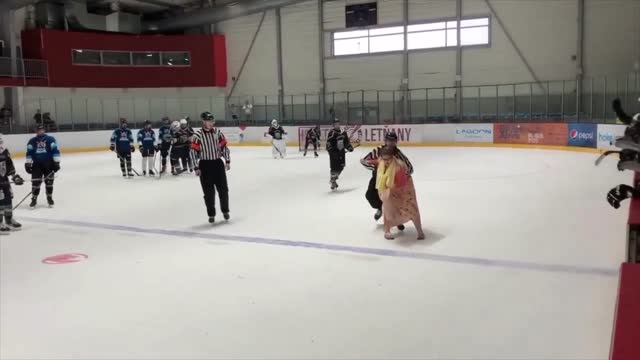 Мать 15-летнего хоккеиста набросилась на судей во время матча в Чехии