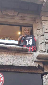 Болельщики «Милана» приветствуют Луку Модрича